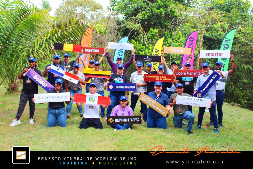 Experiencia de Team Building facilitada por Ernesto Yturralde en Miami, orientada al desarrollo de equipos de trabajo y liderazgo colaborativo